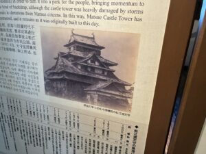 ボロボロの松江城