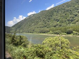 陸羽西線最上川の景色