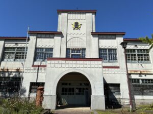 中世の館小学校外観