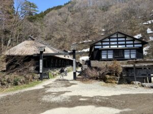 乳頭温泉鶴の湯入口の門