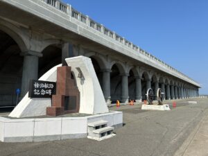 稚内北防波堤ドーム記念碑