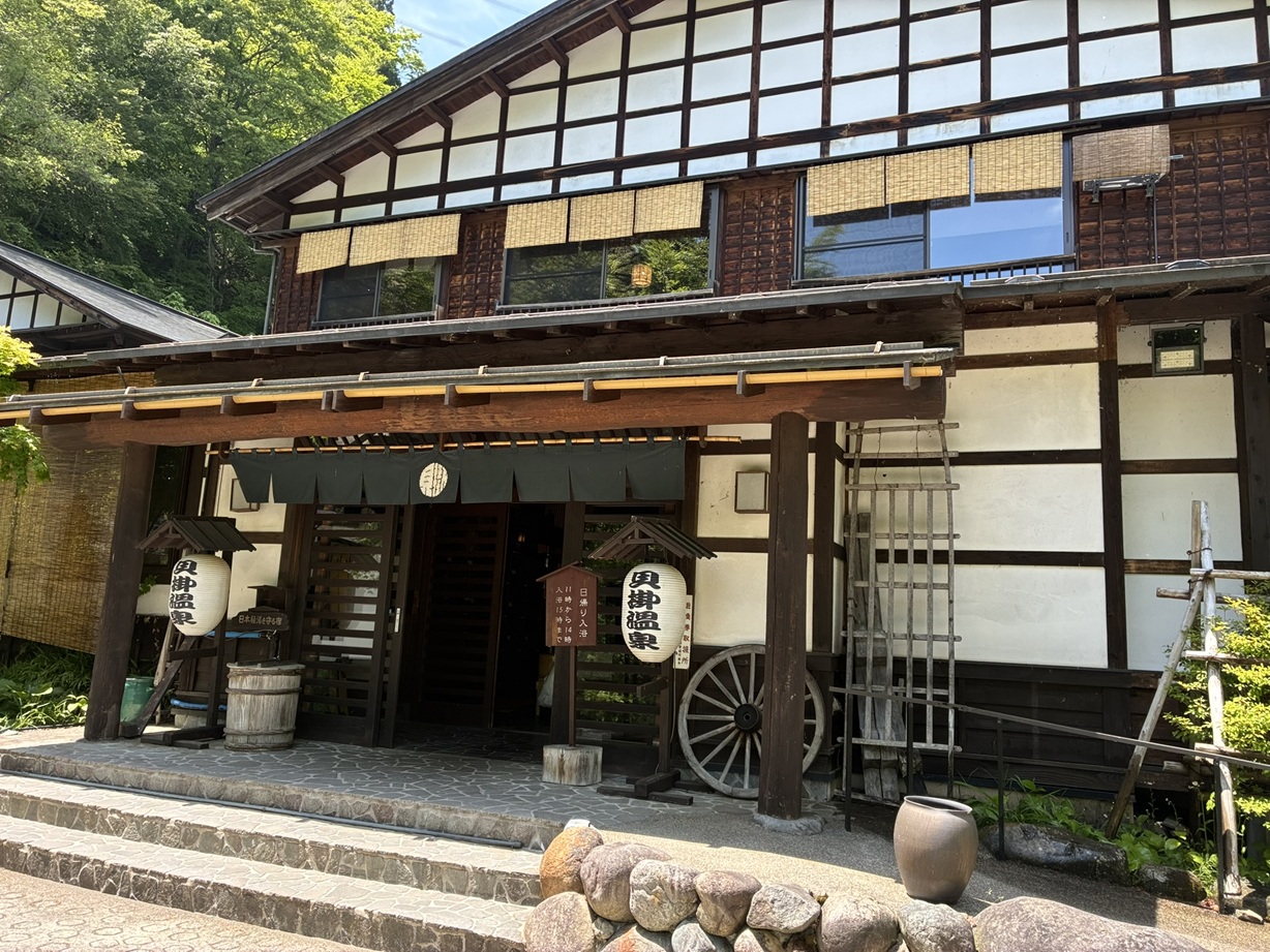 貝掛温泉建物入口