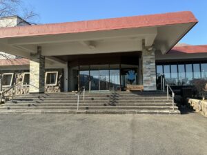 網張温泉建物入口