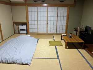 布団の敷かれた八畳間