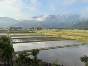 窓からの山々と田んぼ